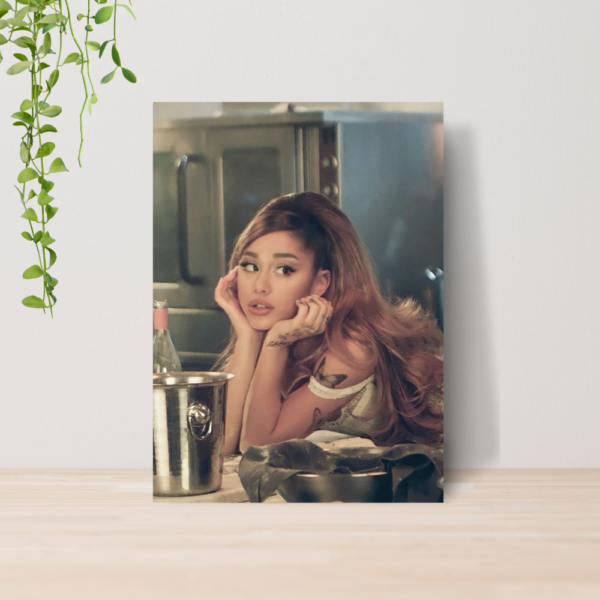 Quadro Ariana Grande Pop Music Cantora A4 | Placa MDF 10